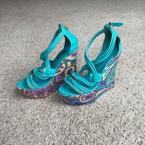 Criss cross wedge platform sandals with prints 🥰